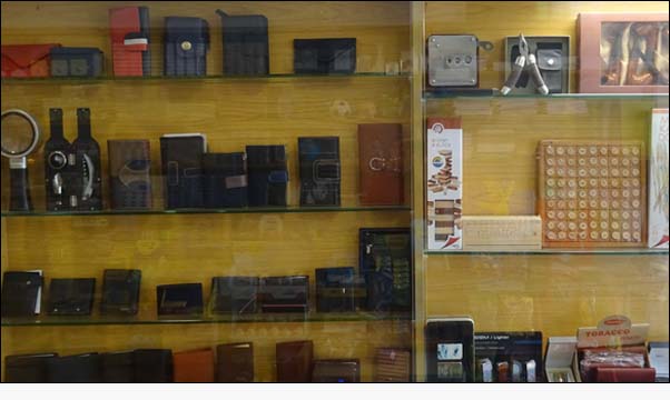 Bureau de vente de tabac au quartier de Ventas à Irún - Portefeuilles en cuir, pipes, jeux de société